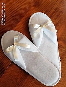 Ponožky, pančuchy, obuv - Svadobné papuče s malou mašličkou a zlatym kvietkom - 12388132_