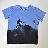 Detské oblečenie - Modro-černé dětské tričko s cyklistou (vel. 122) 11789439 - 12387848_