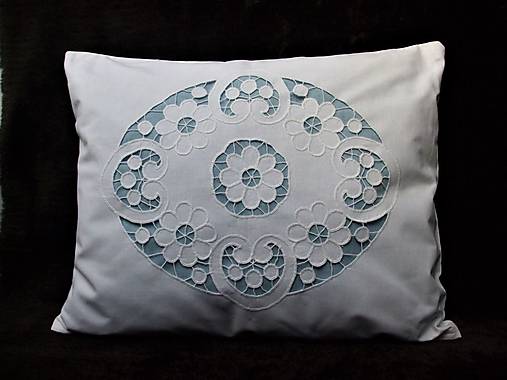 Úžitkový textil - Ručne vyšívaný vankúš richelieu - 12395410_