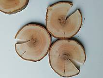 Dekorácie - Drevené plátky okrúhle s prasklinou - priemer cca 7 cm (s 1 prasklinou) - 12396727_