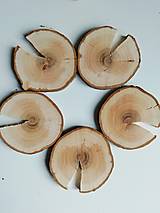 Dekorácie - Drevené plátky okrúhle s prasklinou - priemer cca 7 cm (s 1 prasklinou) - 12396728_