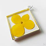 Náhrdelníky - Žltý kvet v štvorci - živicový prívesok - 12402802_