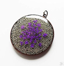 Náhrdelníky - Fialové kvety na striebornom podklade - handmade živicový prívesok - 12402994_