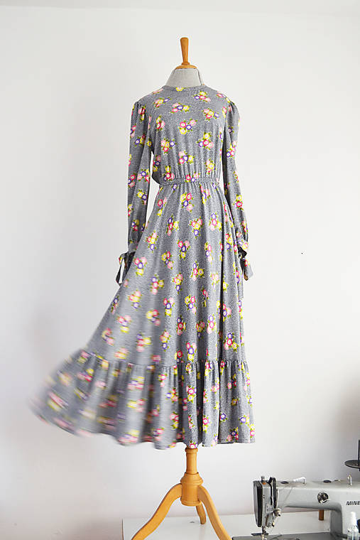 Viskózové maxi šaty s bodkovano-kvetovaným vzorom a volánom