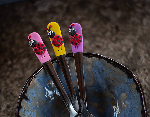 Príbory, varešky, pomôcky - Lyzicky s motivom lienky (Fialová) - 12422331_