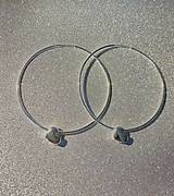 Náušnice - Kruhové náušnice s mini 3D srdiečkami - 12419479_