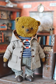 Dekorácie - Ručne šitý medvedík James s kufríkom - 12424336_
