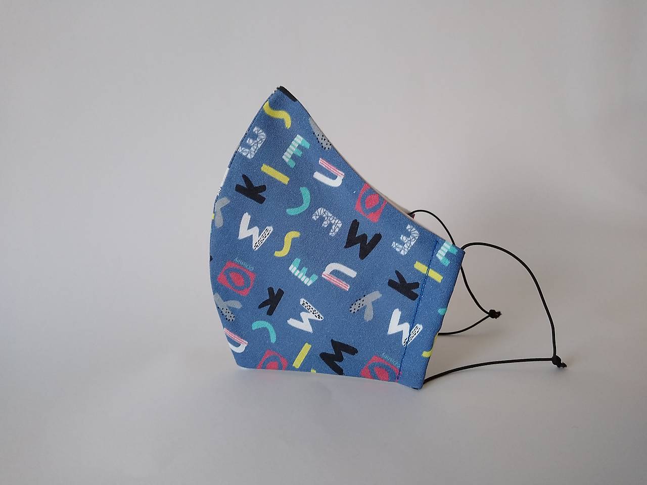 Dizajnové rúško tvarované s písmenami dvojvrstvové