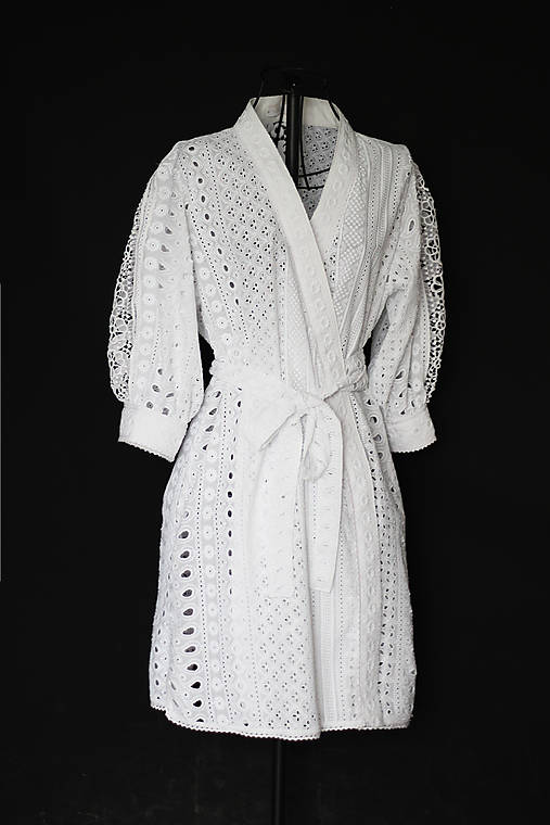  - Zavinovacie kaftanové šaty z bavlnenej vyšívanej madeiry - 12433636_