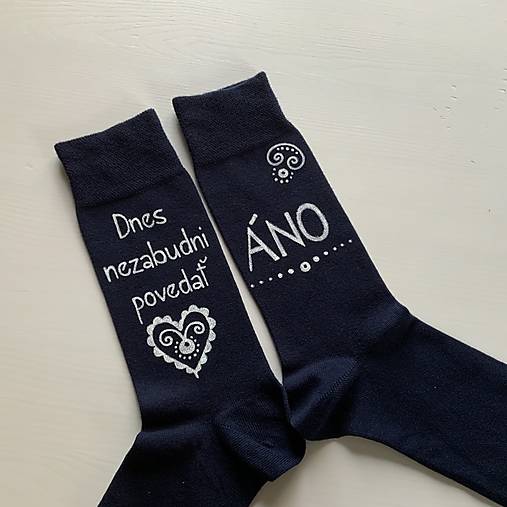 Maľované ponožky pre ženícha (tmavomodré s nápisom nad členkom: ”Dnes nezabudni povedať ÁNO” bez dátumu)