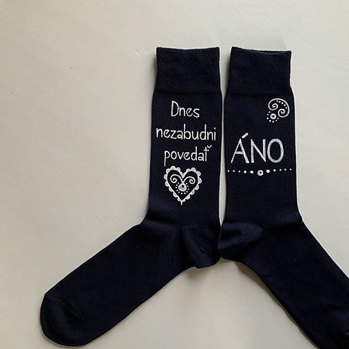 Maľované ponožky pre ženícha (tmavomodré s nápisom nad členkom: ”Dnes nezabudni povedať ÁNO” bez dátumu)