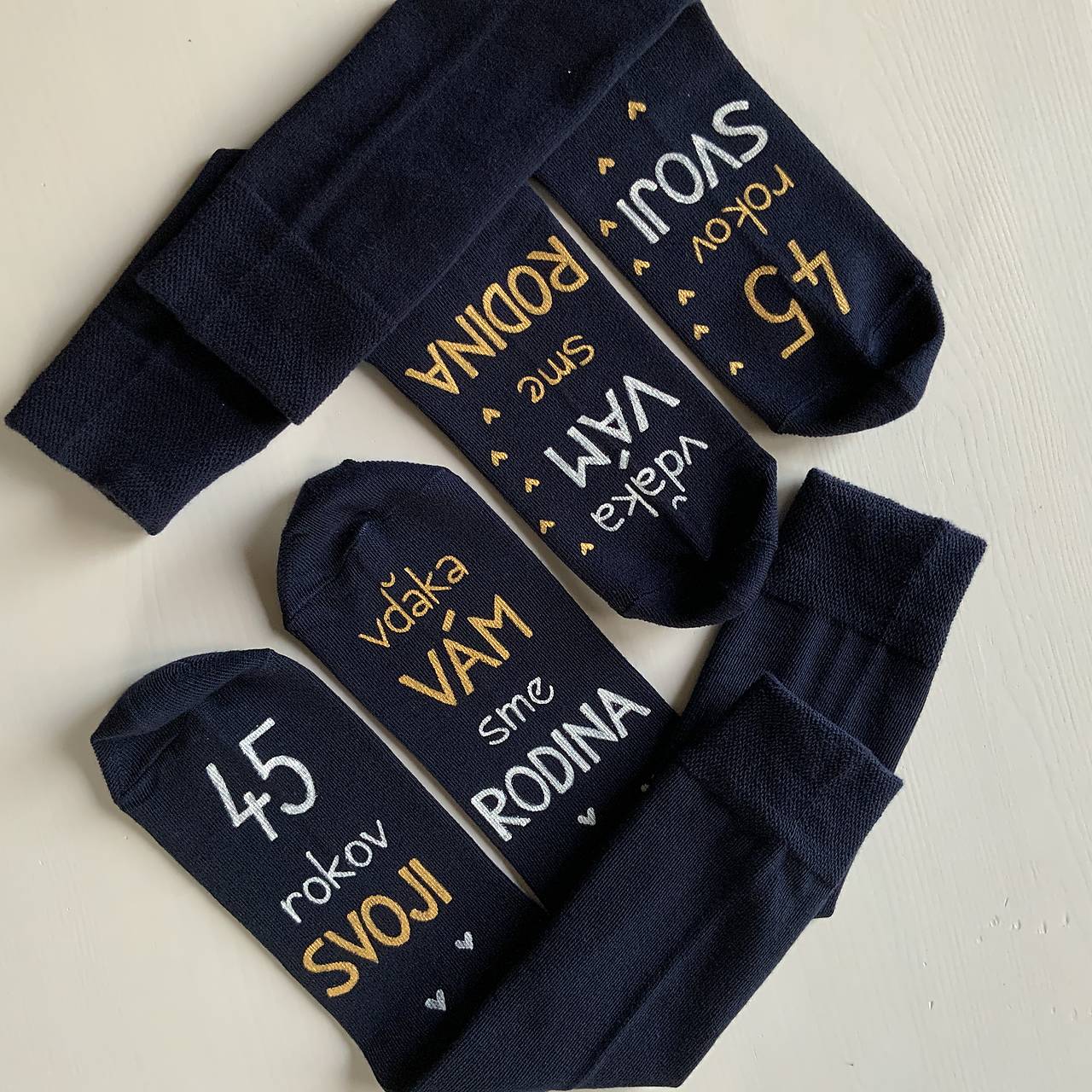 Maľované ponožky k výročiu svadby ako darček od deti (tmavomodré)