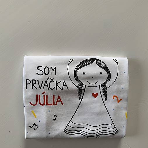 Tričko s postavičkou dieťaťa a nápisom "Som prváčka (meno)"