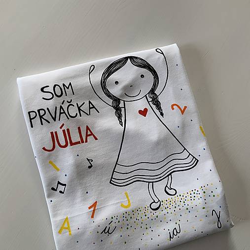 Tričko s postavičkou dieťaťa a nápisom "Som prváčka (meno)"
