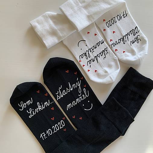 Sada maľovaných ponožiek s nápismi: "Som ... / šťastný manžel/manželka" (biele + čierne písaným písmom)