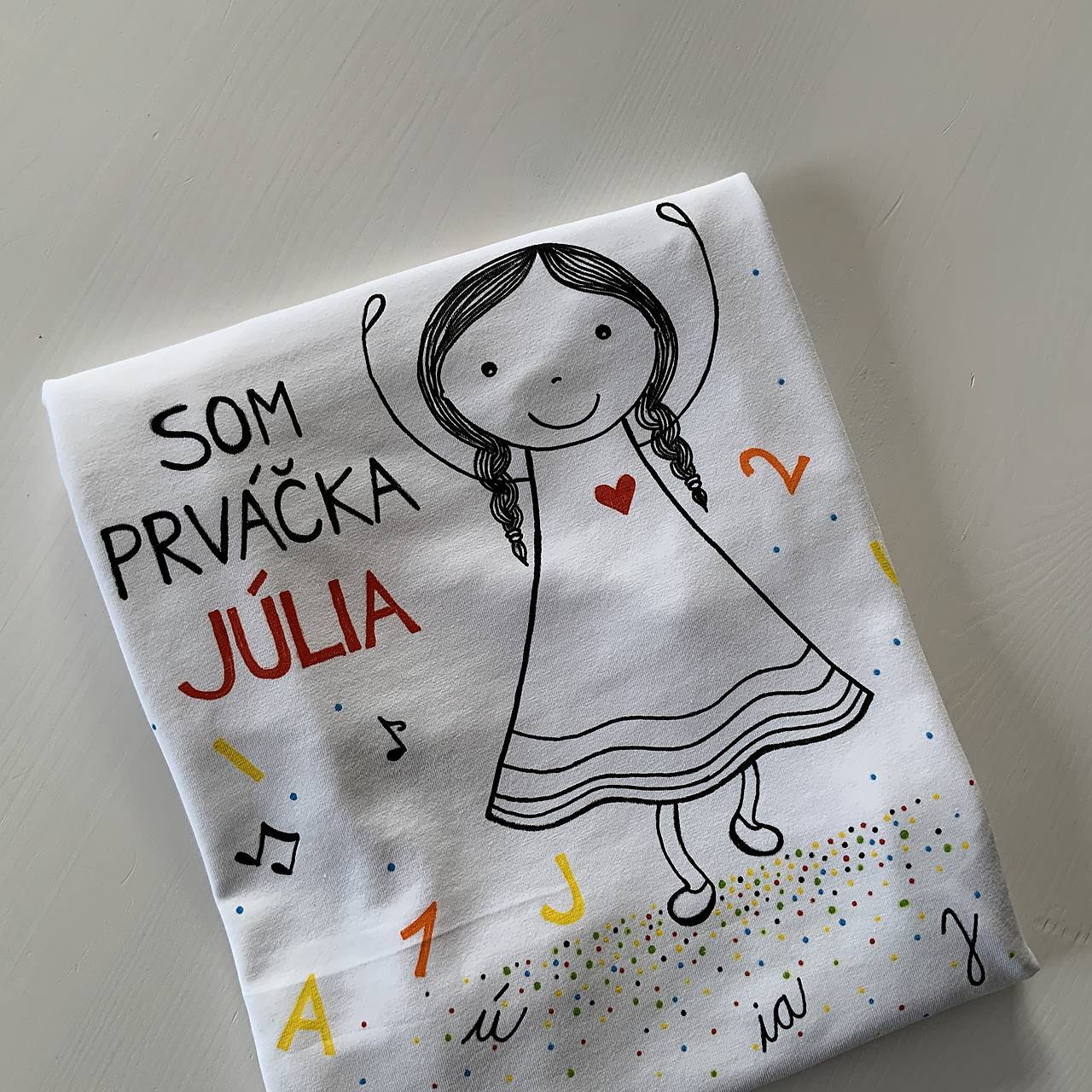 Tričko s postavičkou dieťaťa a nápisom "Som prváčka (meno)"