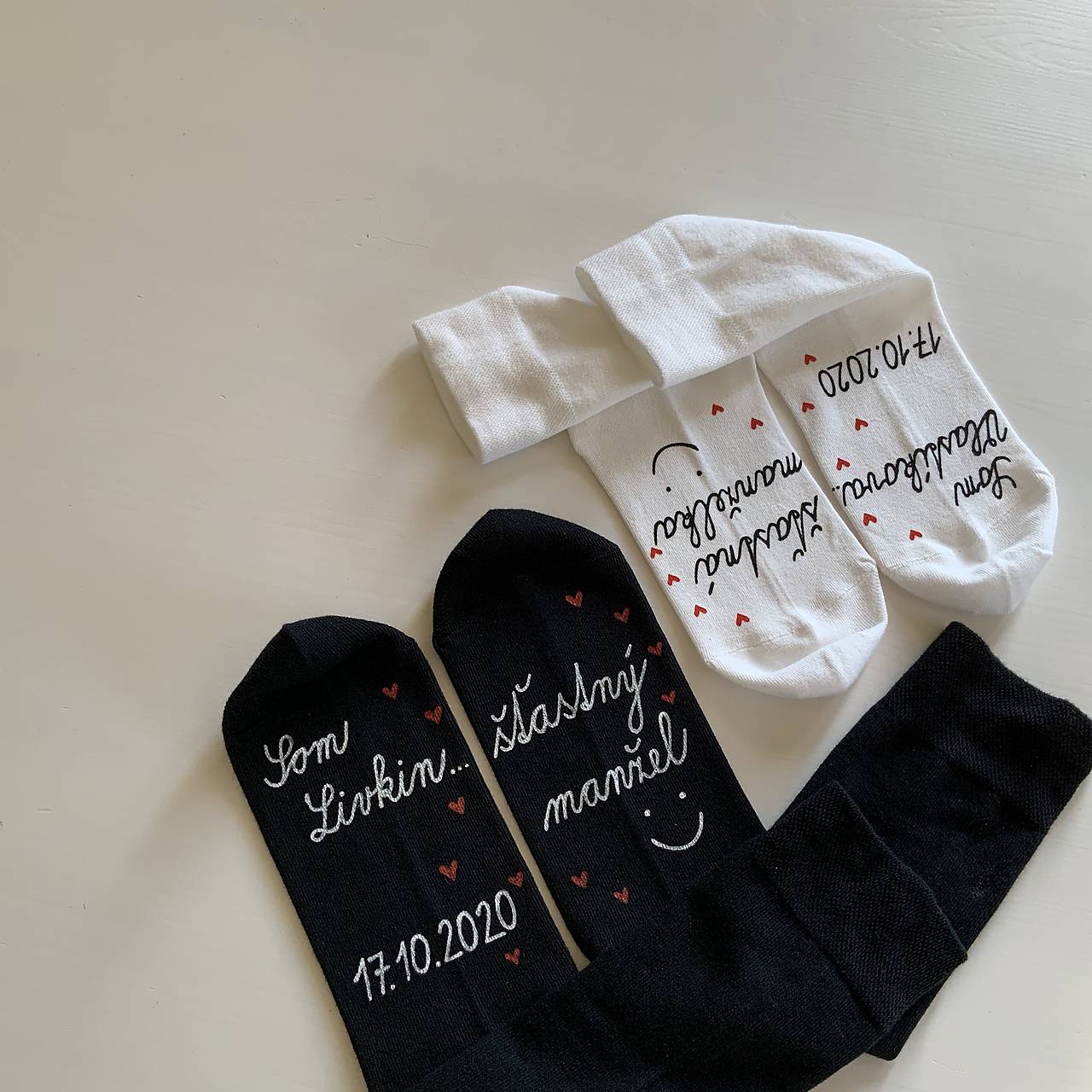 Darčeková sada maľovaných ponožiek s nápismi: "Som ... / šťastný manžel/manželka" (biele + čierne písaným písmom)