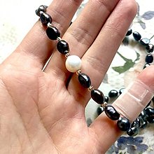 Náhrdelníky - Akoya and Oval freshwater pearls Necklace / Náhrdelník zo sladkovodných oválnych tmavých perál a akoya perly - 12445140_