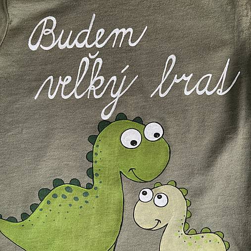 Maľované tričko s nápisom “Bude zo mňa veľký brat” ( (olivovozelené s dlhým rukávom- s dinosaurami)