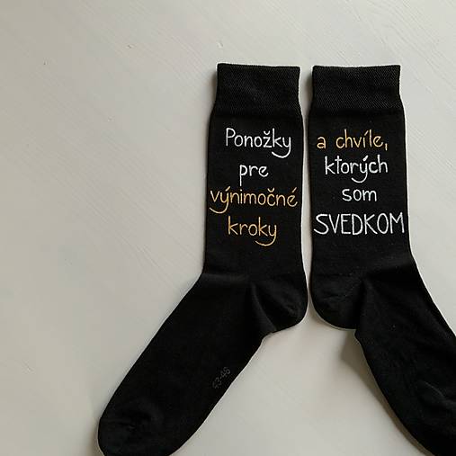 Maľované ponožky (pre svedka s nápisom "Ponožky pre výnimočné kroky/ a chvíle, ktorých som svedkom" (nad členkom - čierne))