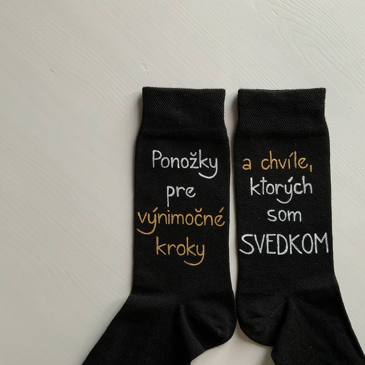 Maľované ponožky (pre svedka s nápisom "Ponožky pre výnimočné kroky/ a chvíle, ktorých som svedkom" (nad členkom - čierne))