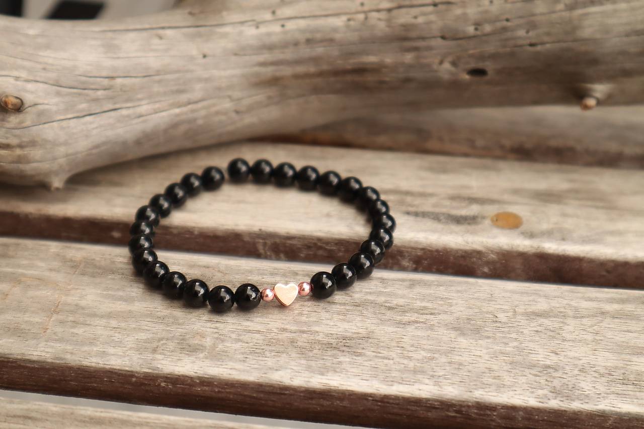 Náramok čierny turmalín so srdiečkom rose gold