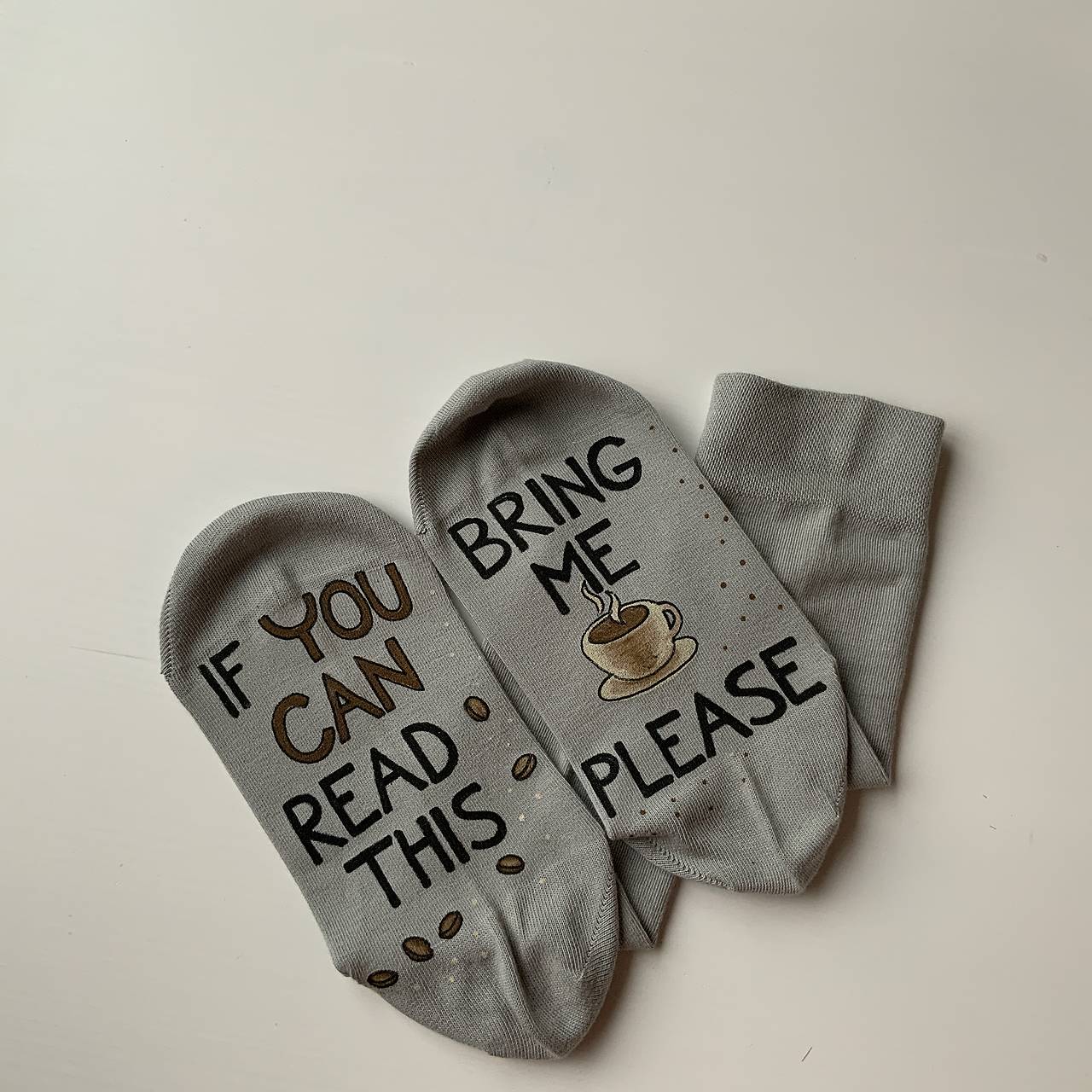 Maľované ponožky pre tých, čo milujú kávu - maľba na narte!!! (sivé)