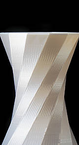 Dekorácie - Jednoduchá točitá svadobná váza v bielo zlatom prevedení s metalickým efektom / Moderná dekorácia na svadobný stôl - 12455311_