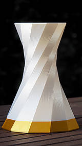 Dekorácie - Jednoduchá točitá svadobná váza v bielo zlatom prevedení s metalickým efektom / Moderná dekorácia na svadobný stôl - 12455313_