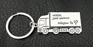 Kľúčenky - Prívesok na kľúče v tvare kamiónu s gravírovaním textom: Miláčik jazdi opatrne. Milujem Ťa (srdiečko)). - 12456500_