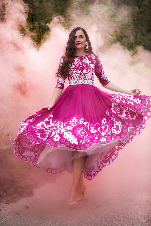 ružové vyšívané šaty Sága krásy