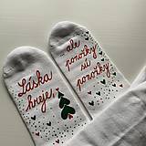  - Maľované ponožky s nápisom “LÁSKA HREJE, ale ponožky sú ponožky :) (Vianočneladené  biele) - 12468978_