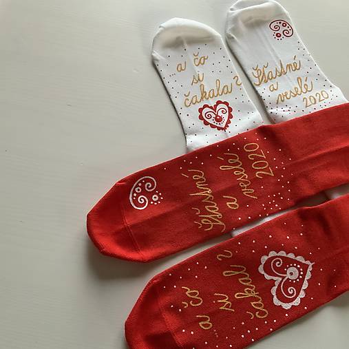 Maľované vianočné ponožky s nápisom: "A čo si čakal?..." alebo na želanie (/ Šťastné a veselé! Sada červené + biele)