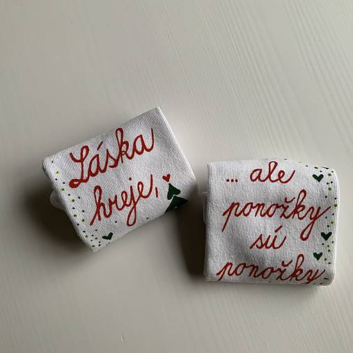 Maľované ponožky s nápisom “LÁSKA HREJE, ale ponožky sú ponožky :) (Vianočneladené  biele)