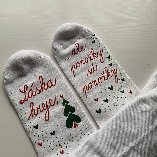 Maľované ponožky s nápisom “LÁSKA HREJE, ale ponožky sú ponožky :) (Vianočneladené  biele)