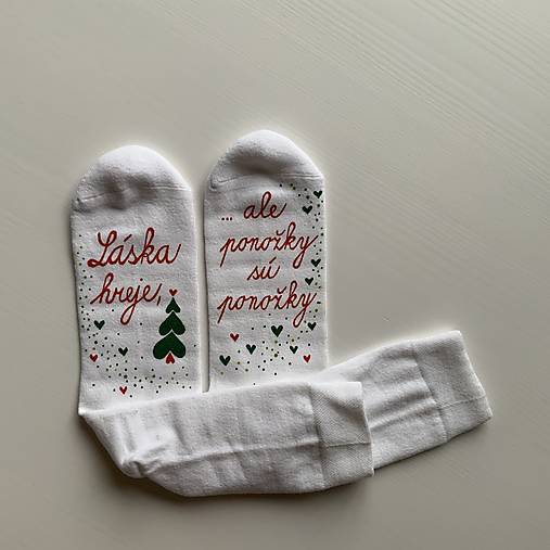 Maľované ponožky s nápisom “LÁSKA HREJE, ale ponožky sú ponožky :) (Vianočneladené  biele)