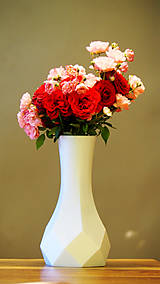 Dekorácie - Jednoduchá kosoštvorcová váza s metalickým efektom / Moderná dekorácia do domácnosti - 12468217_