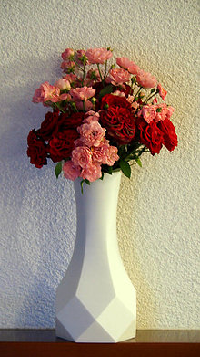 Dekorácie - Jednoduchá kosoštvorcová váza s metalickým efektom / Moderná dekorácia do domácnosti - 12468218_