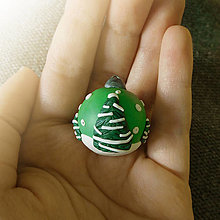 Dekorácie - Polymérová vianočná guľa nasnežilo - stromčeky - 12470183_