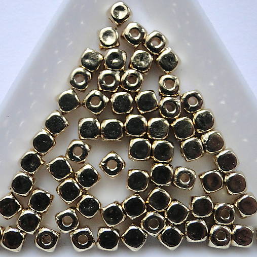 Kocka plast-20ks (4mm-KC gold/zlatá)