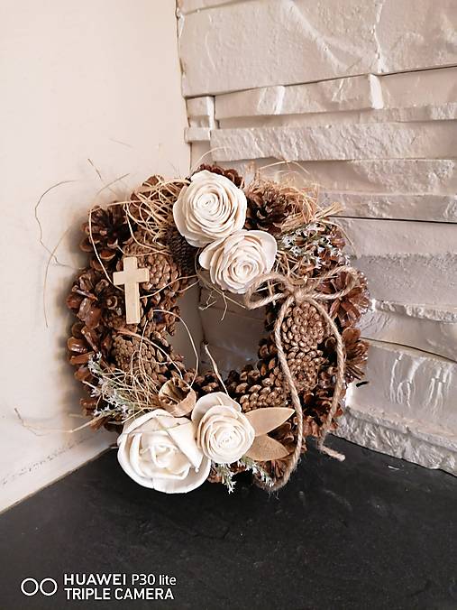 Dekorácie - Prírodný smútočný veniec s krížikom 20cm - 12481770_