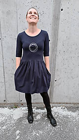 Šaty - Dopredaj - šaty volánový strih M03 tmavomodrá, strieborné kruhy - 12484072_