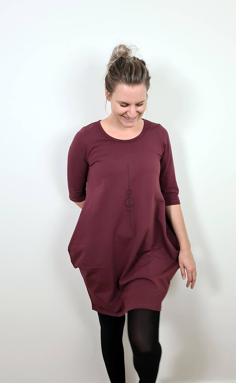 Šaty balónový strih M08 bordová teplákovina, čierna potlač (S)