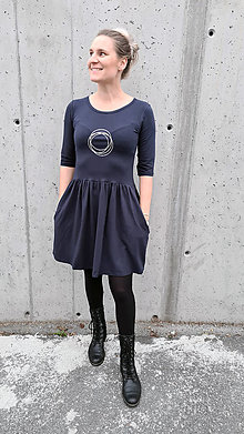 Šaty - Dopredaj - šaty volánový strih M03 tmavomodrá, strieborné kruhy (XS) - 12484073_