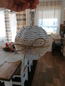 Dekorácie - Pletená vianočná guľa s čipkou a jutovým špagátom - 12490930_