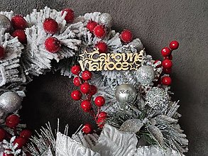 Dekorácie - Vianočný zasnežený červený  veniec ČAROVNÉ VIANOCE - 12497527_