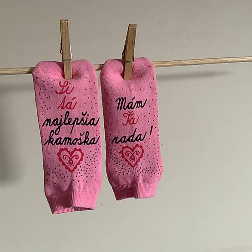 Maľované ponožky pre kamošku (ružové ponožky s nápisom: "Si tá najlepšia kamoška / mám Ťa rada”)
