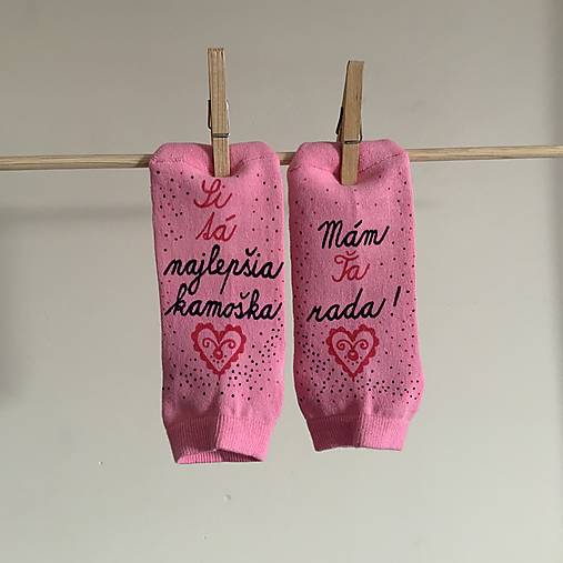 Maľované ponožky pre kamošku (ružové ponožky s nápisom: "Si tá najlepšia kamoška / mám Ťa rada”)