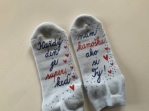 Maľované ponožky pre kamošku (svetlomodré ponožky s nápisom: “ Každý deň je super, keď mám kamošku ako si Ty”)