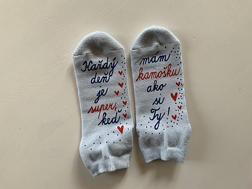 Maľované ponožky pre kamošku (svetlomodré ponožky s nápisom: “ Každý deň je super, keď mám kamošku ako si Ty”)